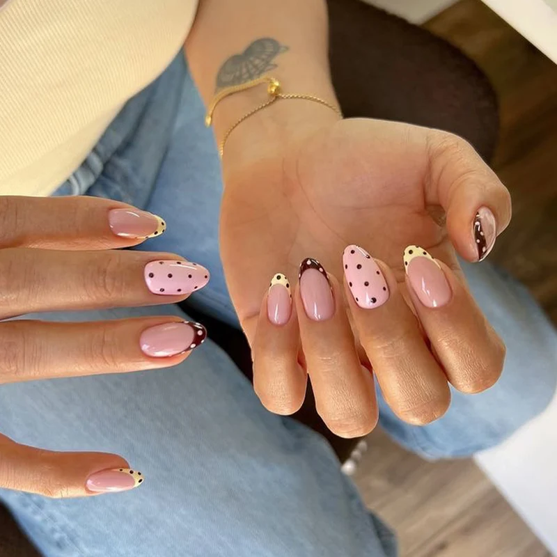 Künstliche Nagelkunst mit verspielten Punkten und Schleifen Karnz