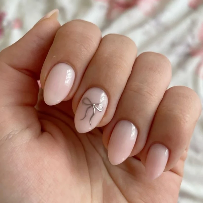 Künstliche Nagelkunst mit verspielten Punkten und Schleifen Karnz