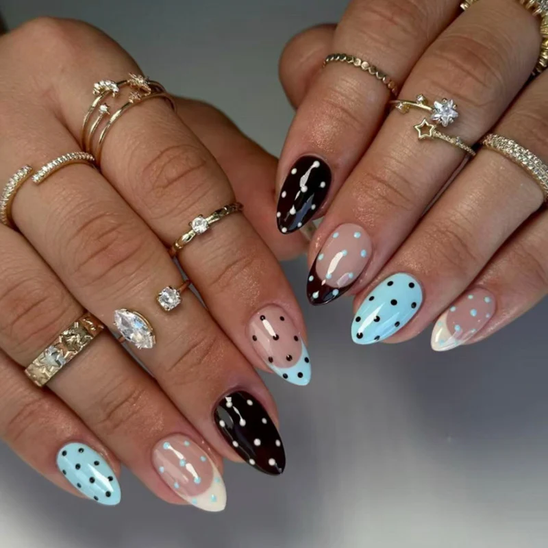 Künstliche Nagelkunst mit verspielten Punkten und Schleifen Karnz