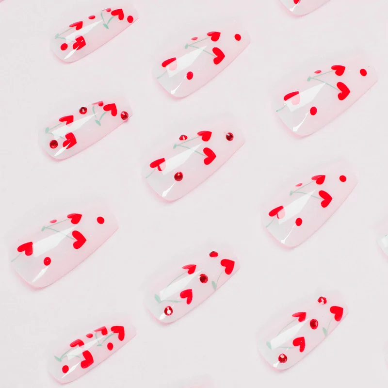 Künstliche Nagelkunst mit romantischem Herzdesign Karnz