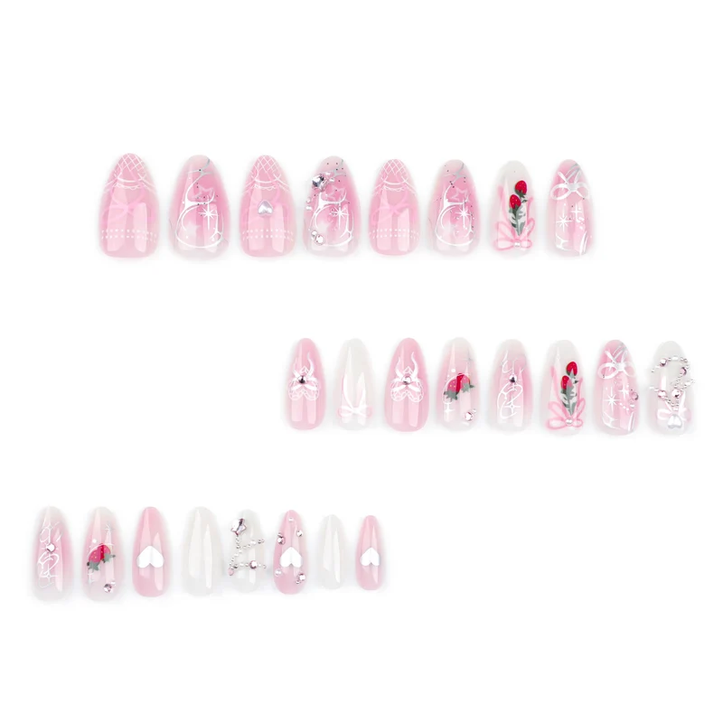 Künstliche Nagelkunst mit romantischem Design und Glitzerakzenten Karnz