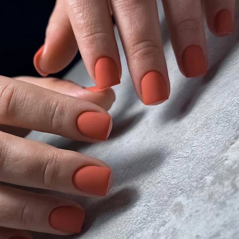 Künstliche Nagelkunst mit mattem Finish Karnz