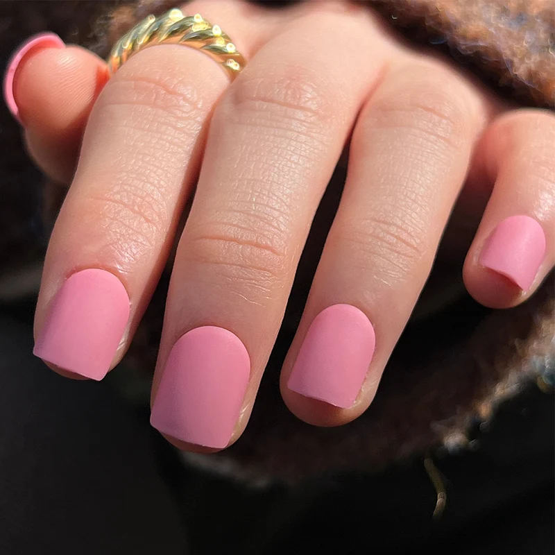 Künstliche Nagelkunst mit mattem Finish Karnz