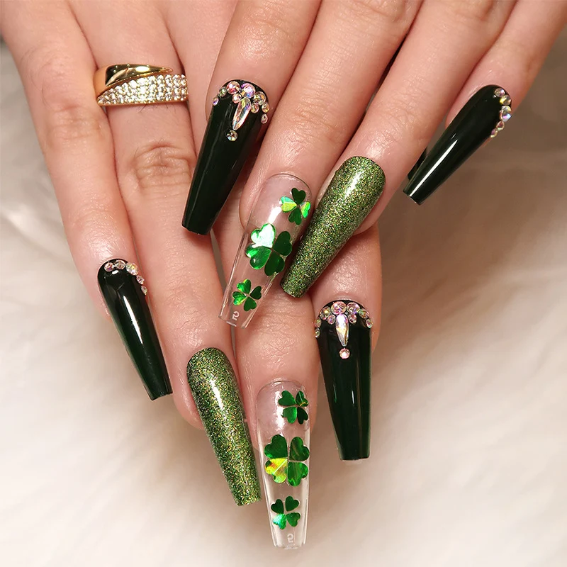 Künstliche Nagelkunst mit Kleeblattmotiven Karnz