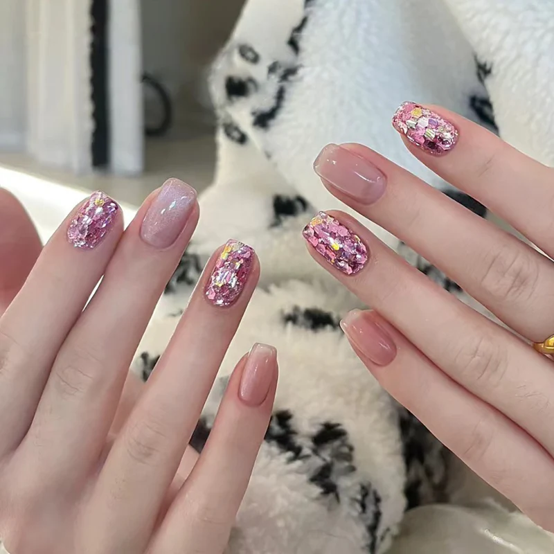 Künstliche Nagelkunst mit Glitzer und Glamour Effekten Karnz