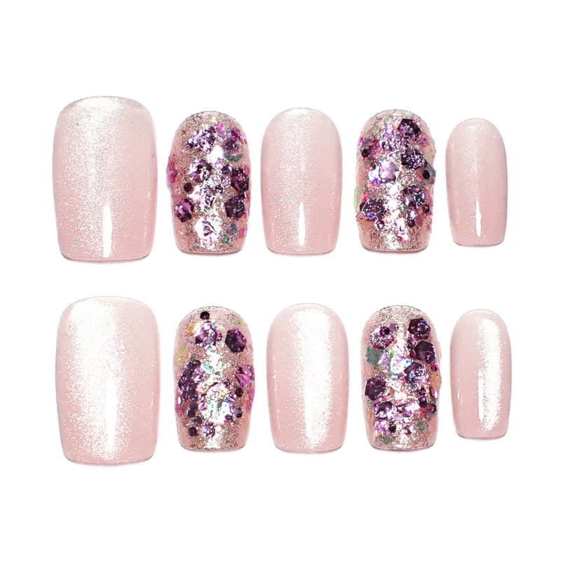 Künstliche Nagelkunst mit Glitzer und Glamour Effekten Karnz