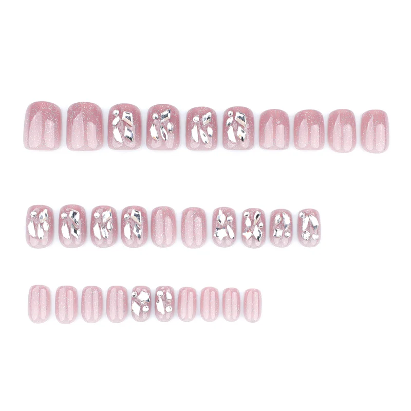 Künstliche Nagelkunst mit glamourösen Glitzerakzenten Karnz
