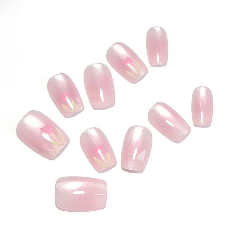 Künstliche Nagelkunst mit floralen Verzierungen Karnz