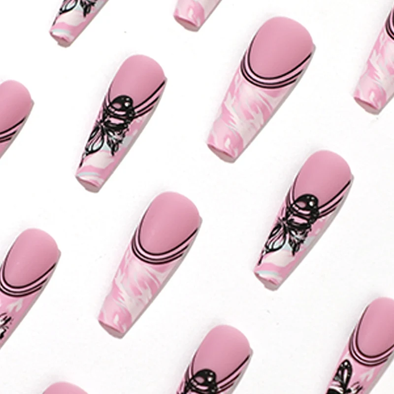 Künstliche Nagelkunst mit filigranen Schmetterlingsmotiven Karnz
