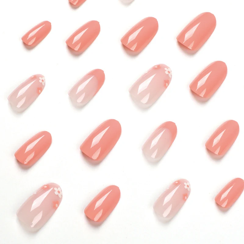 Künstliche Nagelkunst mit elegantem Blumendesign Karnz