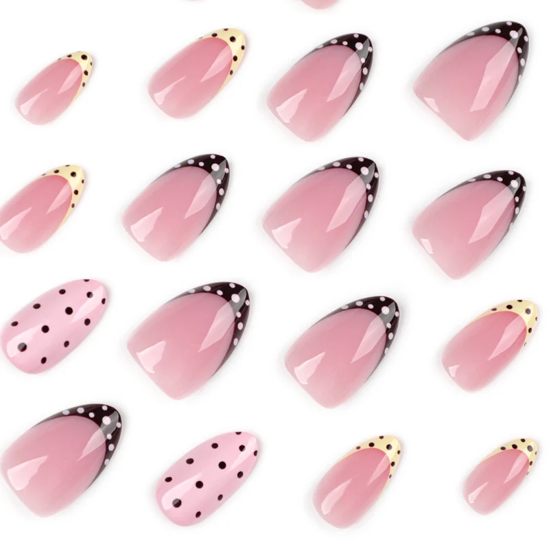 Künstliche Nagelkunst im eleganten Design mit kreativen Akzenten Karnz