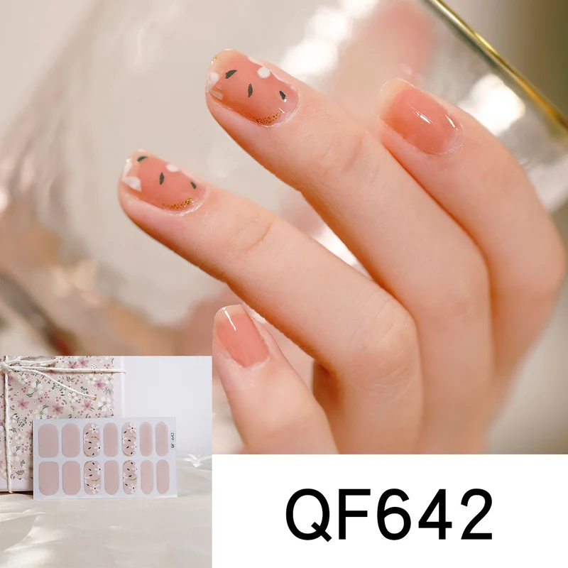 Künstliche Nagelgestaltung mit Herz-Motiv Karnz