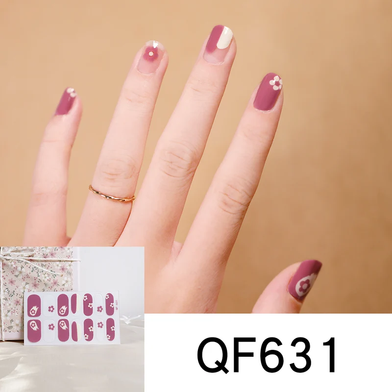 Künstliche Nagelgestaltung mit Herz-Motiv Karnz
