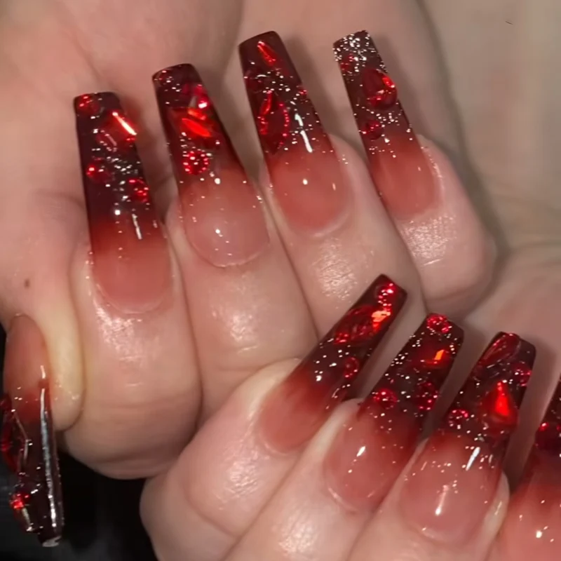 Kreative Stiletto-Nagelkunst mit blutroten Akzenten Karnz