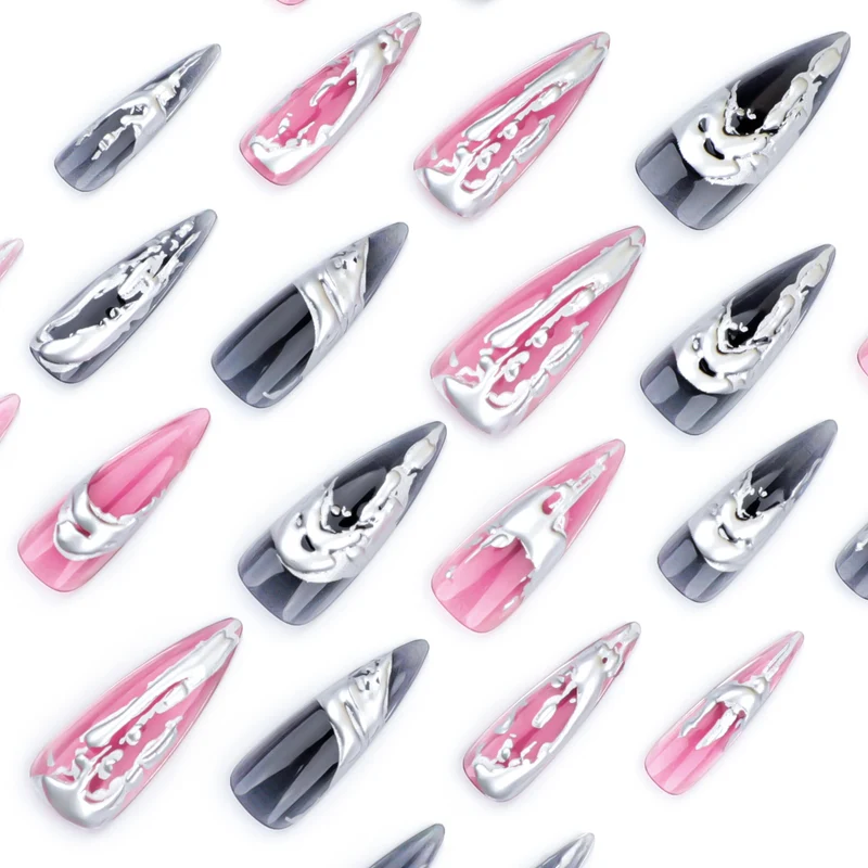 Kreative Stiletto-Nägel mit einzigartigen Metallic-Details Karnz