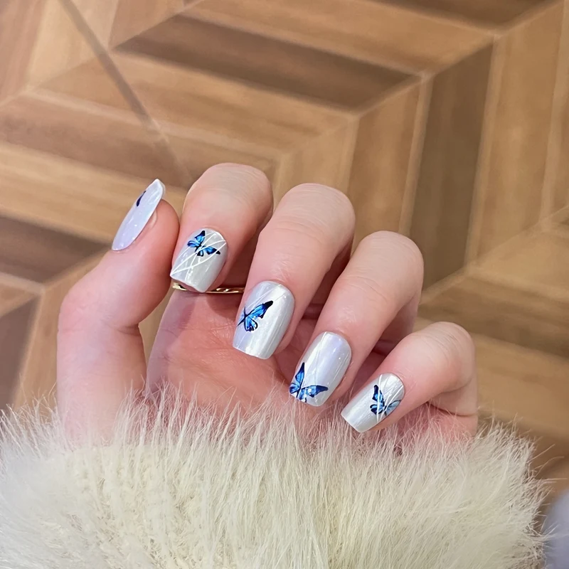Kreative Nagelverlängerungen mit filigranem Schmetterlingsdesign Karnz