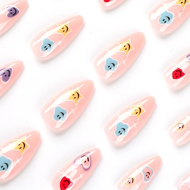 Kreative Nagelkunst mit verspielten Emoji-Motiven Karnz