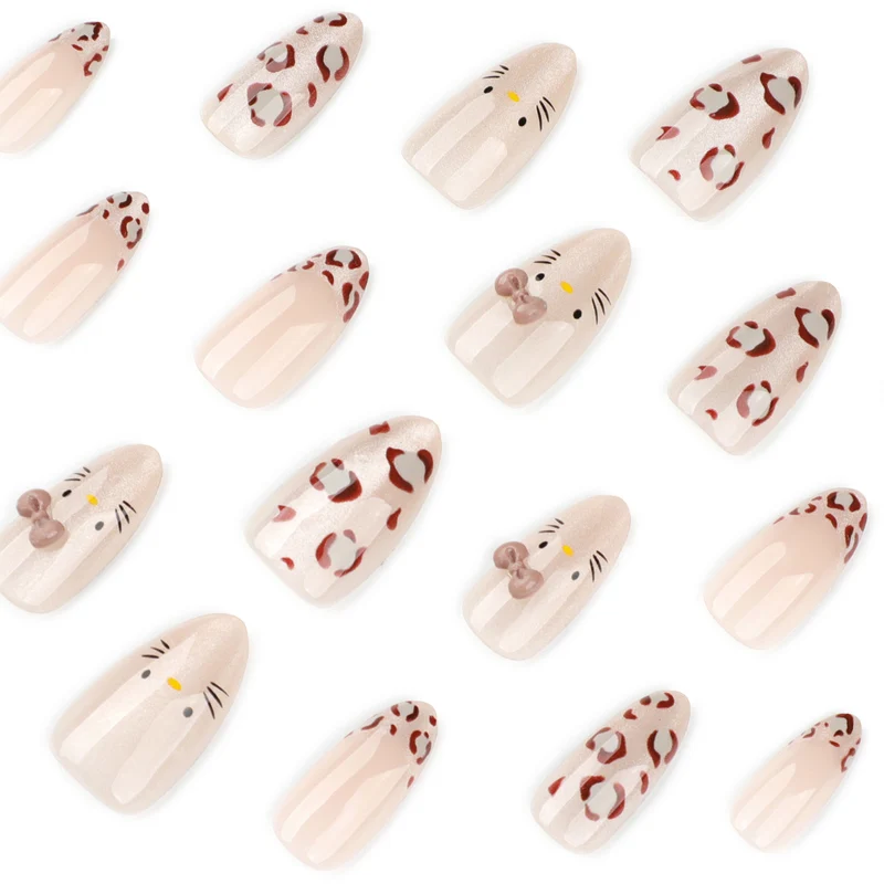 Kreative Nagelkunst mit niedlichem Katzenmotiv und Glitzerakzenten Karnz