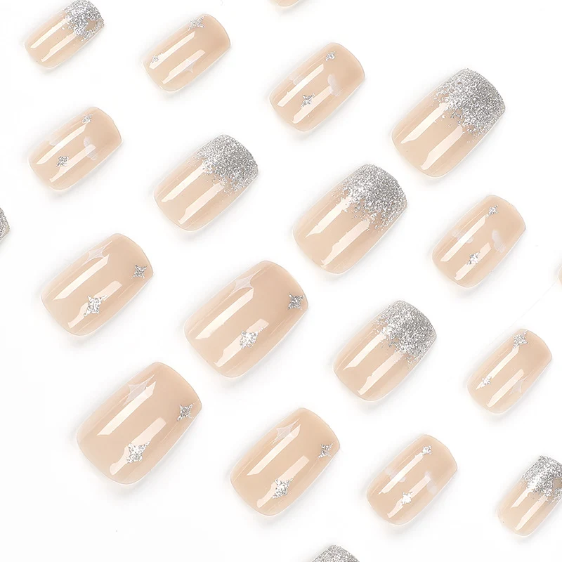 Glitzernde Nagelverlängerungen mit kreativem Schmuckdesign Karnz