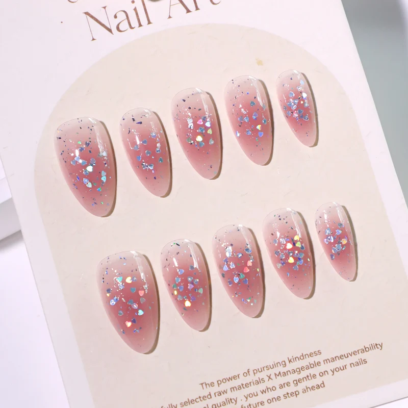 Glitzernde Nagelverlängerungen mit elegantem V-Design Karnz