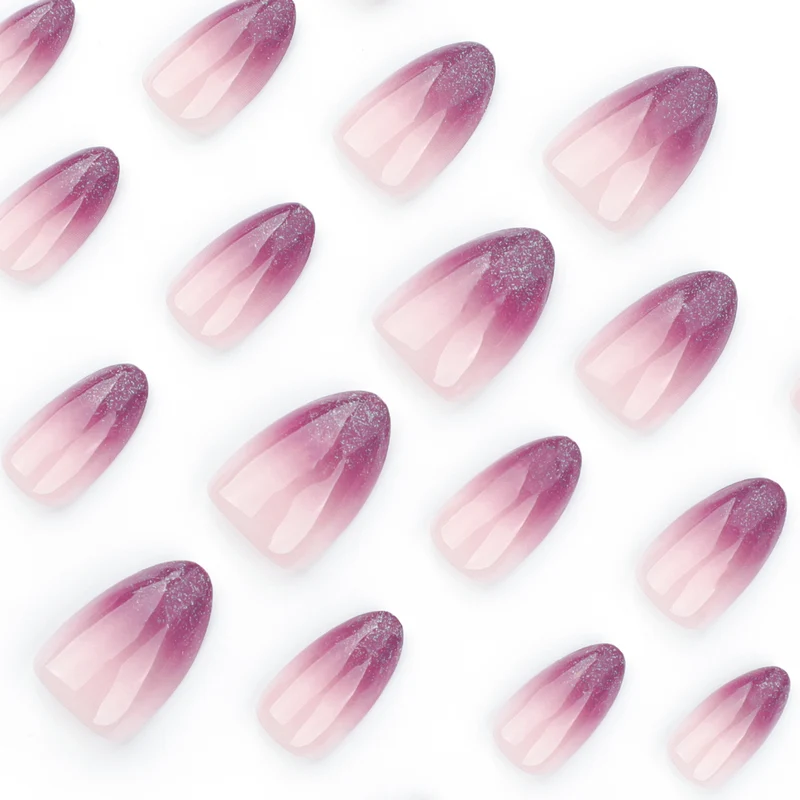 Glänzende Nagelverlängerungen mit sanftem Ombre-Effekt Karnz