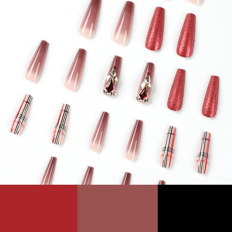 Glamouröse Stiletto-Nägel mit extravagantem Design und Glitzerakzenten Karnz
