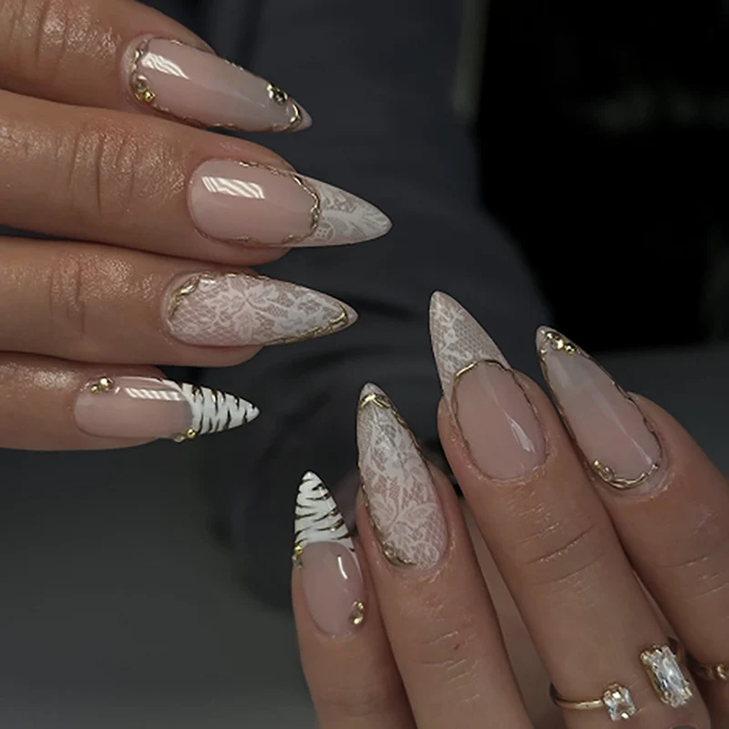Glamouröse Stiletto-Nägel mit elegantem Sternen-Design Karnz