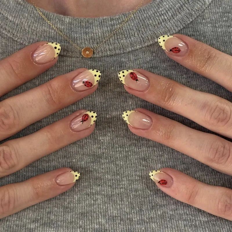 Glamouröse Stiletto-Nägel mit elegantem Sternen-Design Karnz