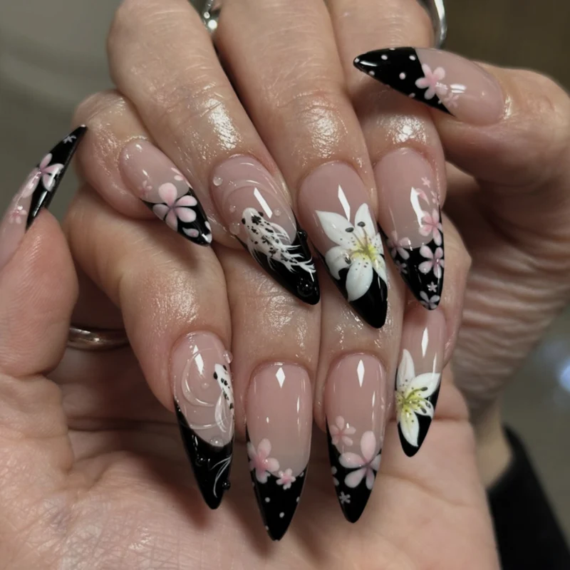 Glamouröse Stiletto-Nägel mit elegantem Sternen-Design Karnz