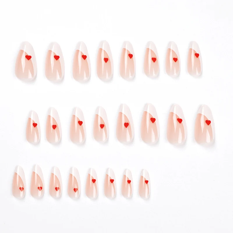 Glamouröse Nailart mit Herzverzierungen Karnz
