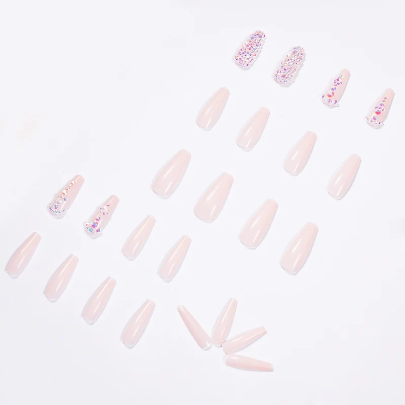 Glamouröse Nagelverlängerungen mit Strass-Akzenten Karnz