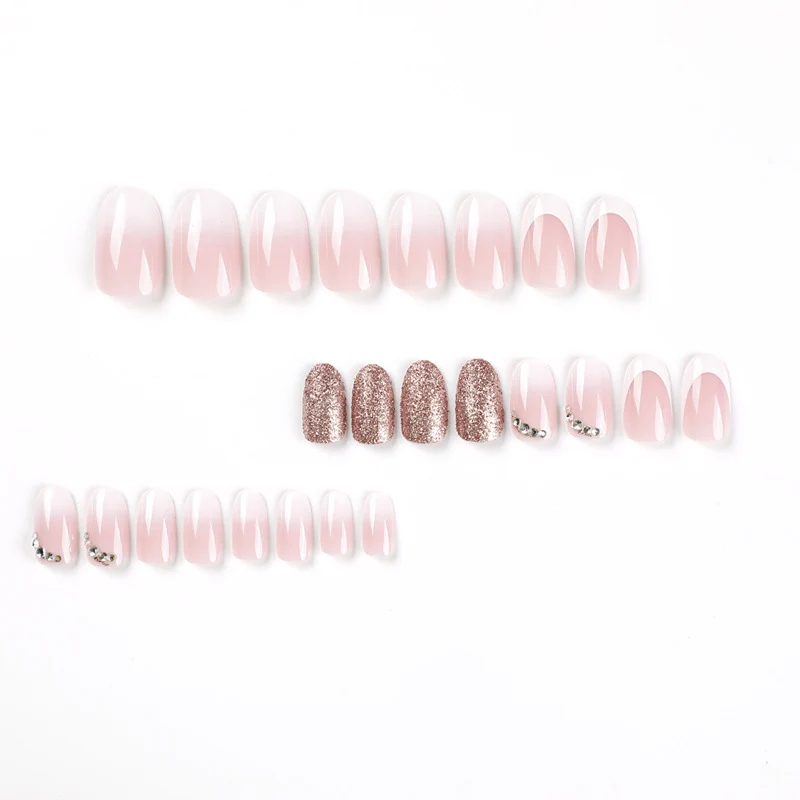 Glamouröse Nagelverlängerungen mit schimmerndem Akzent Karnz