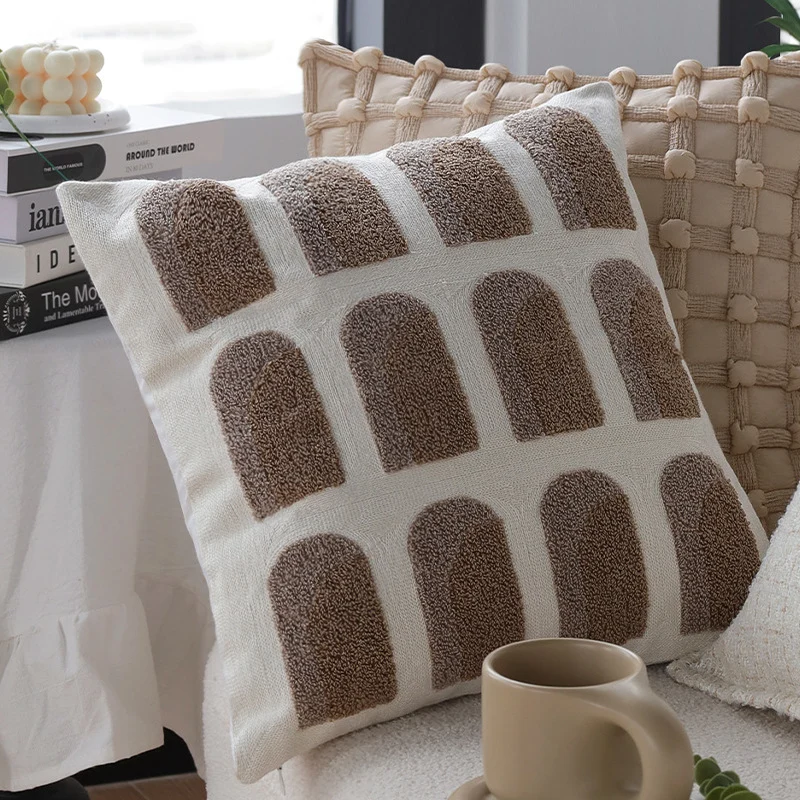 Weiches rechteckiges Dekokissen aus Kunstfell mit gerippter Struktur Karnz