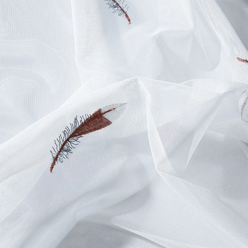 Transparenter Voile-Vorhang mit feiner Federstickerei und gewelltem Spitzenabschluss Karnz