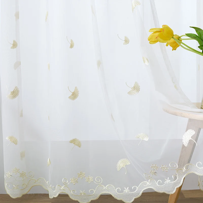Transparenter Gardinenvorhang aus feinem Tüll mit bestickten Gingko‑Blättern und geschwungenem Spitzenabschluss Karnz
