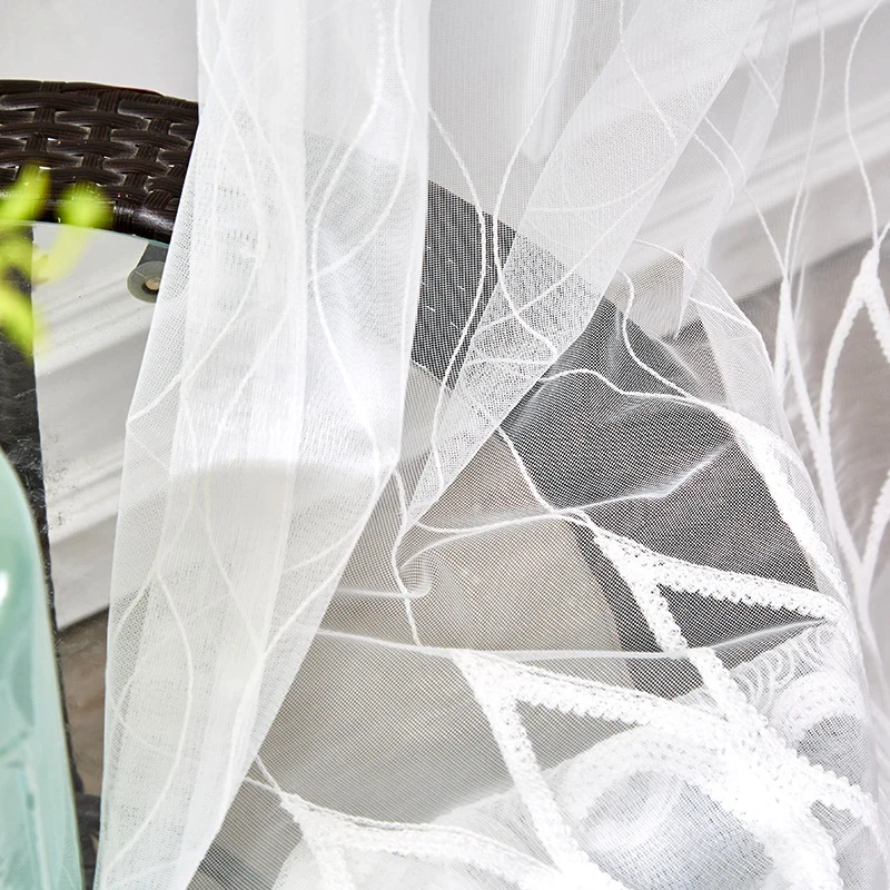Transparenter Gardinenschal mit bestickter Spitzenbordüre und leichtem Voile Karnz