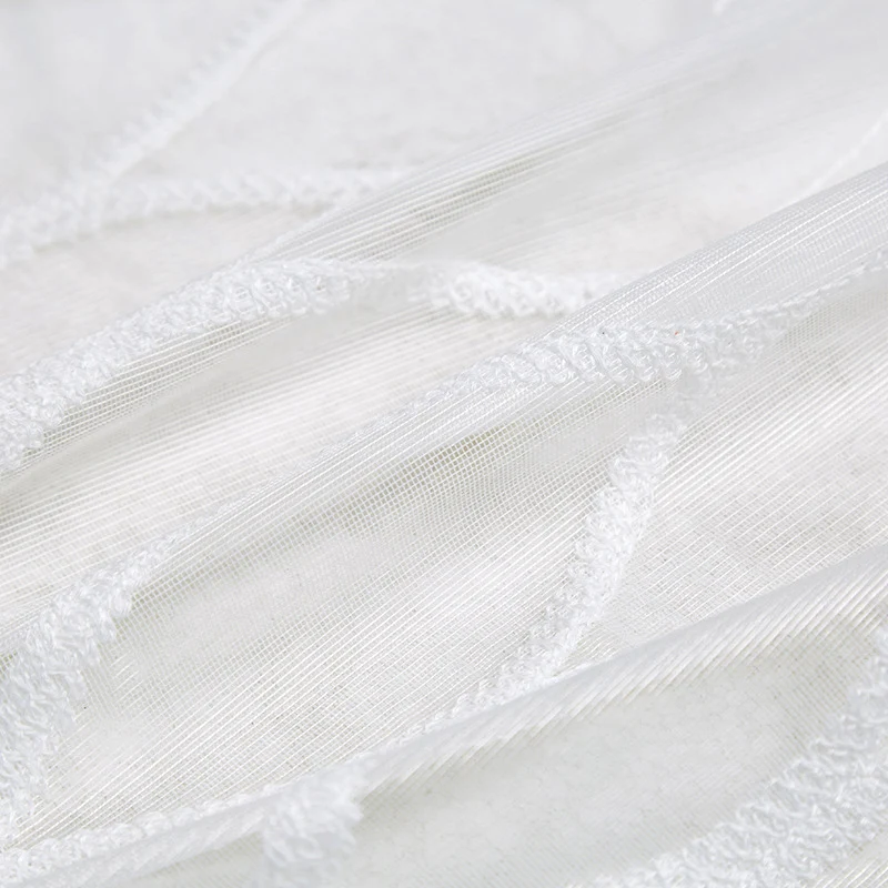 Transparenter Gardinenschal mit bestickter Spitzenbordüre und leichtem Voile Karnz