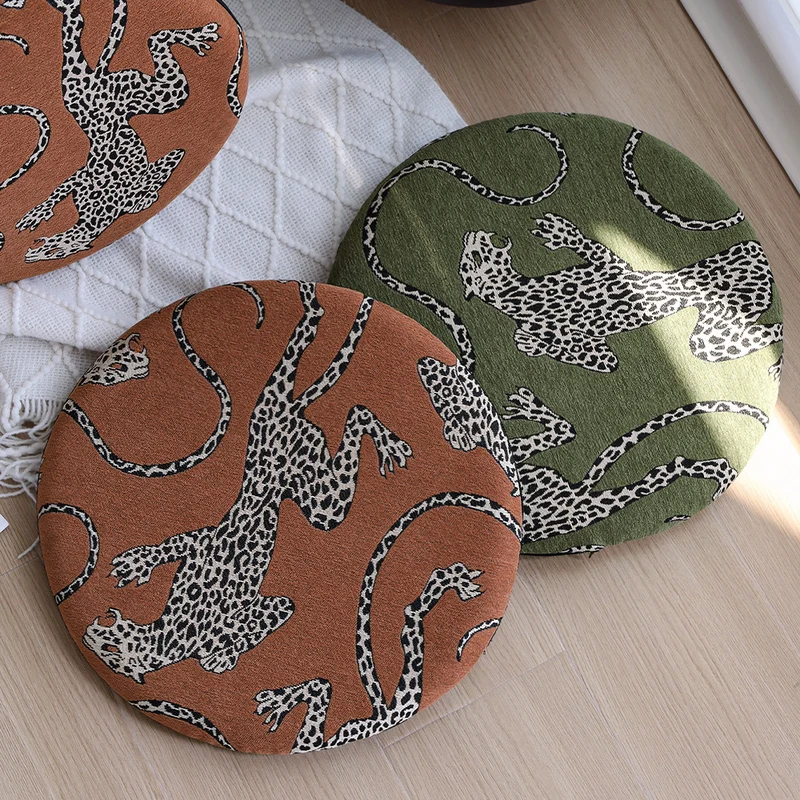 Rundes Sitzkissen mit Jacquard‑Leopardenmotiv, dicke Polsterung und rutschfester Unterseite Karnz