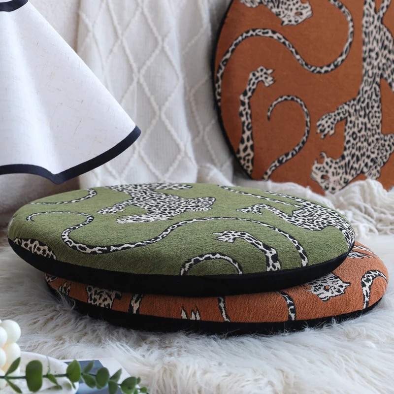 Rundes Sitzkissen mit Jacquard‑Leopardenmotiv, dicke Polsterung und rutschfester Unterseite Karnz