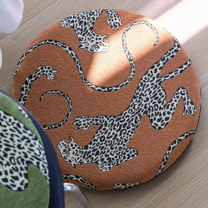 Rundes Sitzkissen mit Jacquard‑Leopardenmotiv, dicke Polsterung und rutschfester Unterseite Karnz