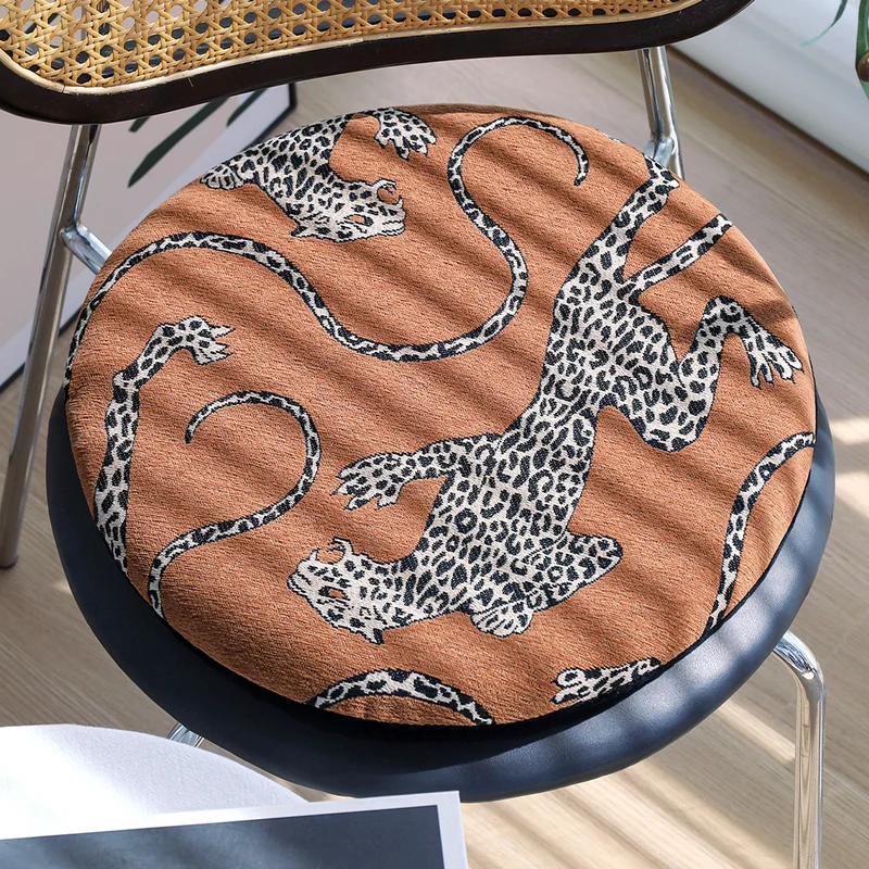 Rundes Sitzkissen mit Jacquard‑Leopardenmotiv, dicke Polsterung und rutschfester Unterseite Karnz