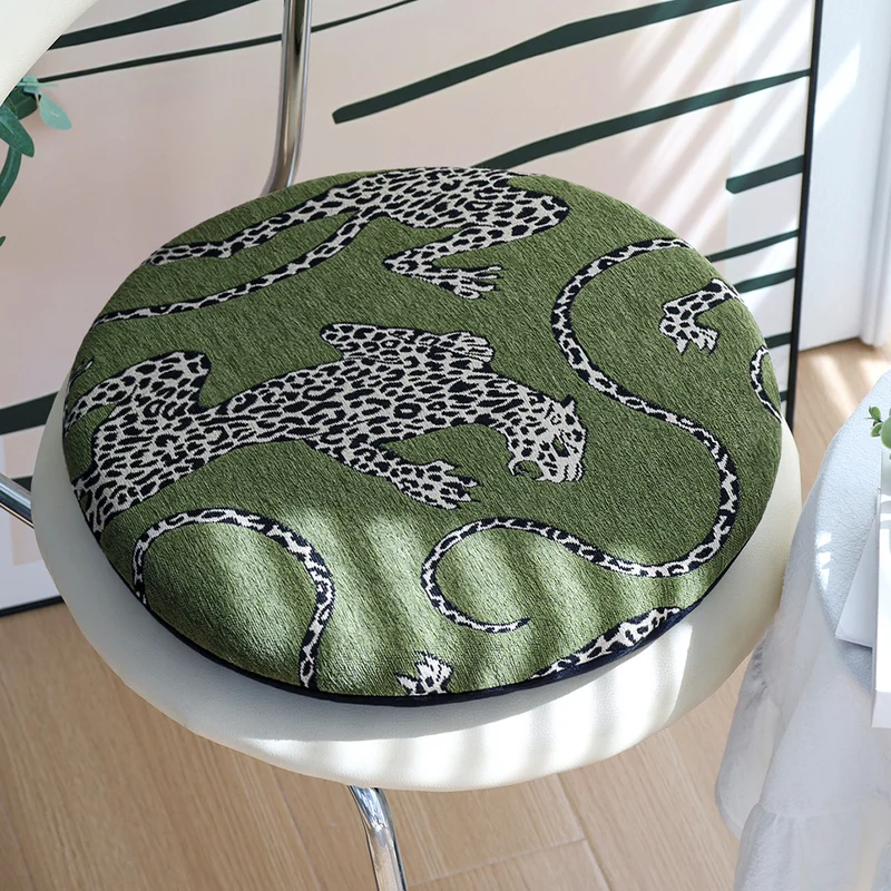 Rundes Sitzkissen mit Jacquard‑Leopardenmotiv, dicke Polsterung und rutschfester Unterseite Karnz