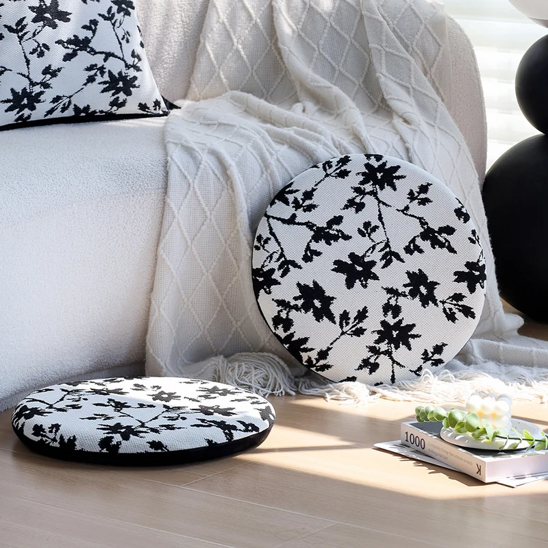 Rundes Sitzkissen mit gesteppter Polsterung, floralem Jacquard‑Bezug und Anti‑Rutsch‑Rückseite Karnz