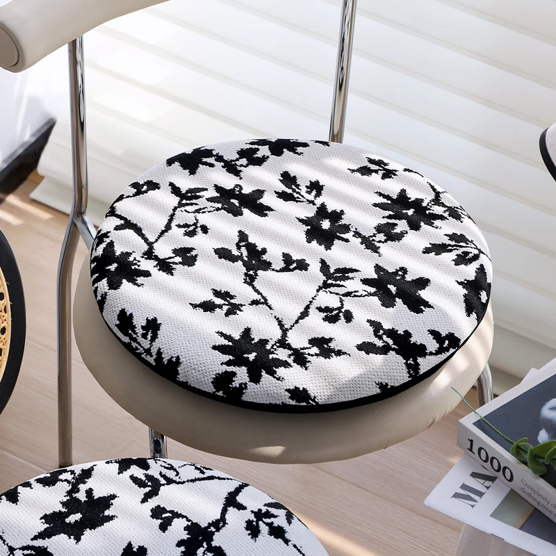 Rundes Sitzkissen mit gesteppter Polsterung, floralem Jacquard‑Bezug und Anti‑Rutsch‑Rückseite Karnz