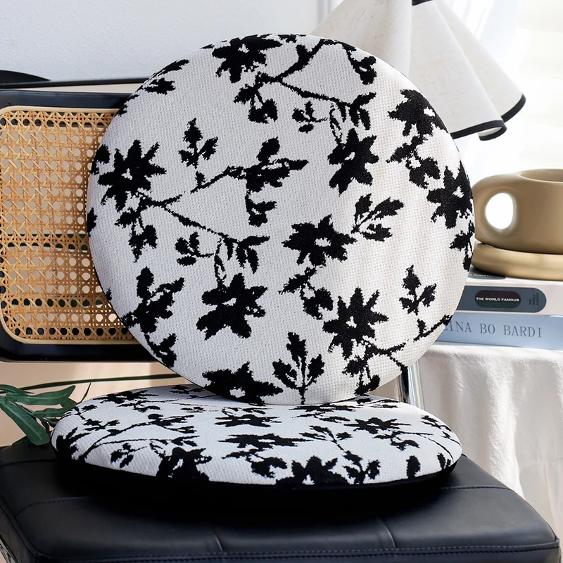 Rundes Sitzkissen mit gesteppter Polsterung, floralem Jacquard‑Bezug und Anti‑Rutsch‑Rückseite Karnz