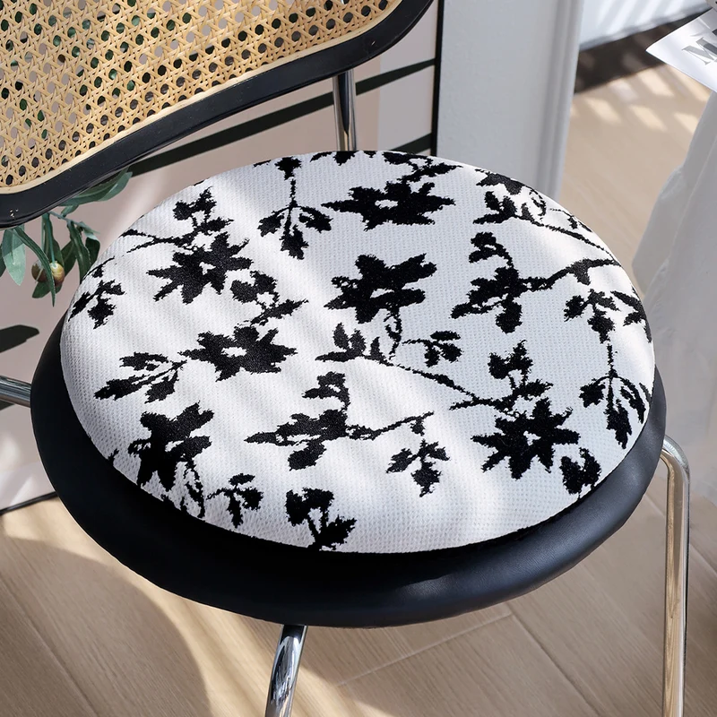 Rundes Sitzkissen mit gesteppter Polsterung, floralem Jacquard‑Bezug und Anti‑Rutsch‑Rückseite Karnz
