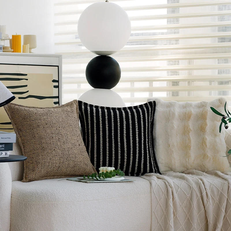 Rechteckiges Zierkissen mit Bouclé‑Tweed‑Struktur Karnz