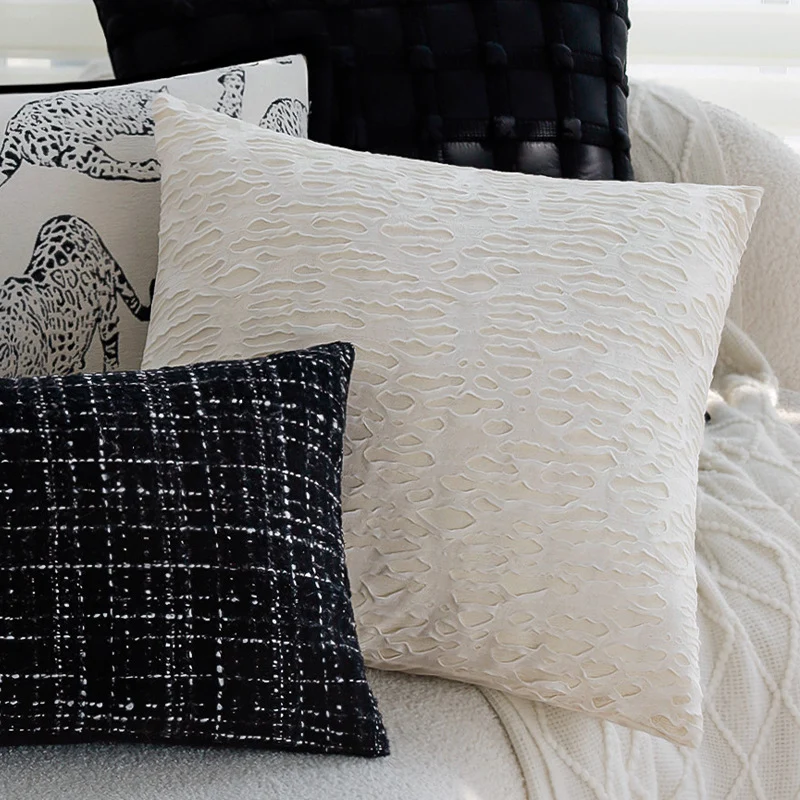 Rechteckiges Zierkissen mit Bouclé‑Tweed‑Struktur Karnz