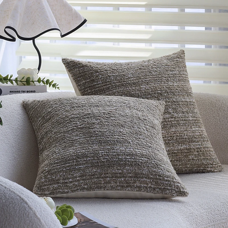 Quadratischer Kissenbezug aus weicher Chenille-Bouclé mit gerippter Textur Karnz