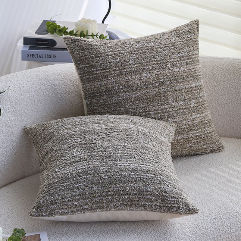 Quadratischer Kissenbezug aus weicher Chenille-Bouclé mit gerippter Textur Karnz